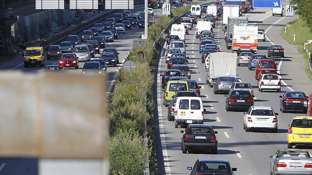 Der Verkehr auf Schweizer Strassen wird auch aufgrund ausländischen Durchreisenden stark zunehmen. (Symbolbild)