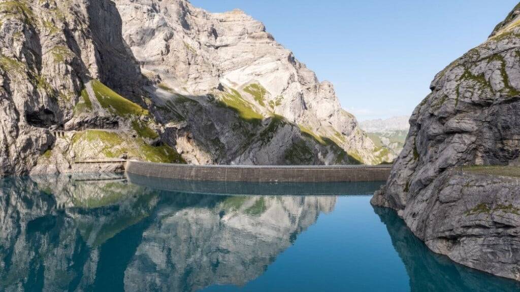 Das Pumpspeicherwerk Limmern befindet sich in den Glarner Alpen. Die gut ein Kilometer lange Staumauer des Muttsees auf 2500 Metern über Meer ist die längste der Schweiz und die höchstgelegene Europas.