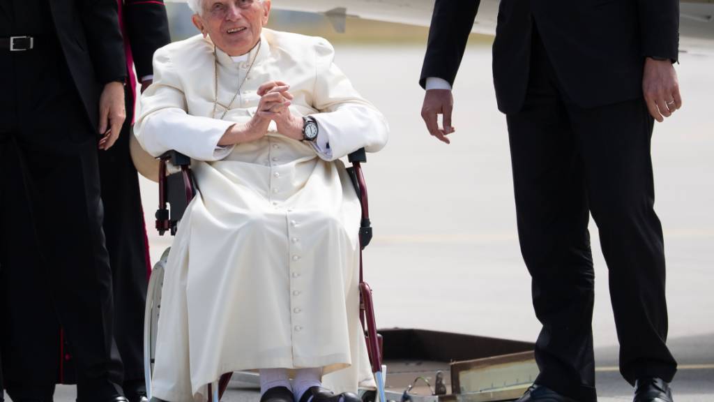 ARCHIV - Die Pressestelle des Vatikans hat bekanntgegeben, dass «der Gesundheitszustand des emeritierten Papstes keinen besonderen Anlass zur Sorge» gibt. Foto: Sven Hoppe/dpa-Pool/dpa