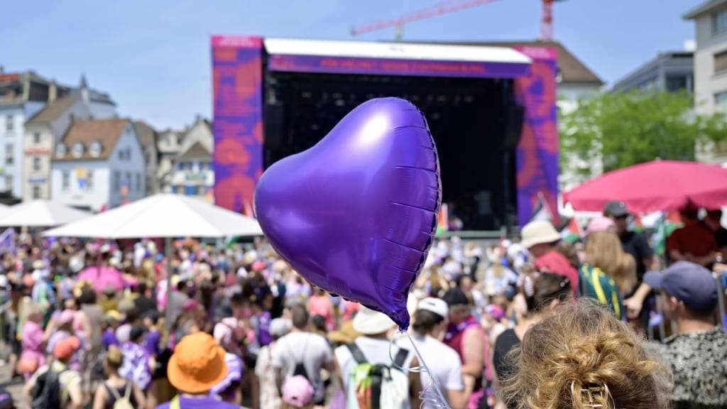 In Basel versammeln sich mehrere tausend Menschen für den Frauenstreik.