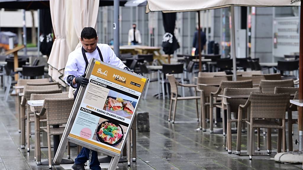 ARCHIV - Mit der Wiedereröffnung unter anderem der Innengastronomie gehen die Niederlande weitere Schritte in Richtung Normalität. Foto: Soeren Stache/dpa-Zentralbild/dpa