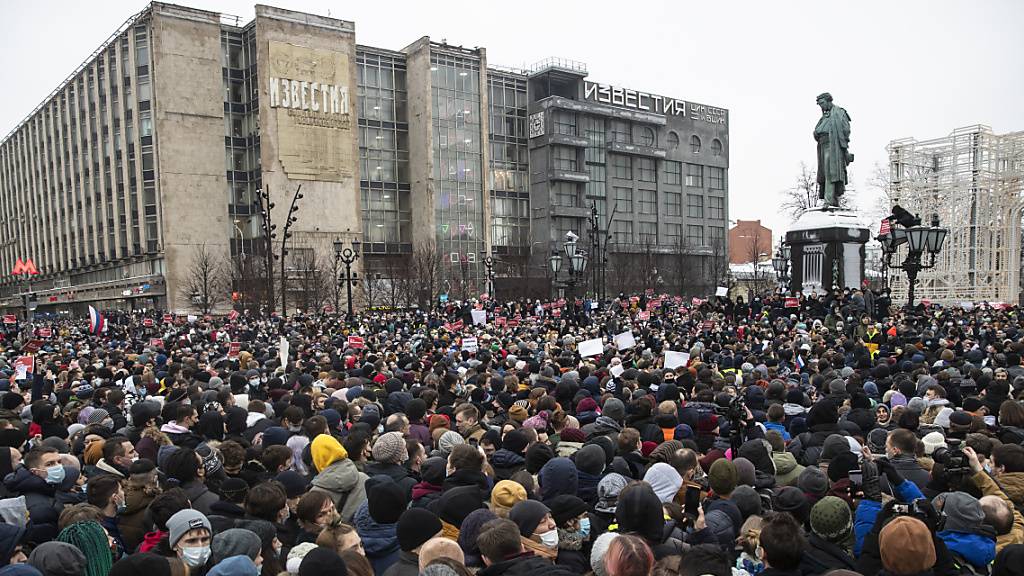 Zahlreiche Menschen versammeln sich auf dem Puschkin-Platz in Mokau während eines Protestes gegen die Inhaftierung des Oppositionsführers Nawalny.