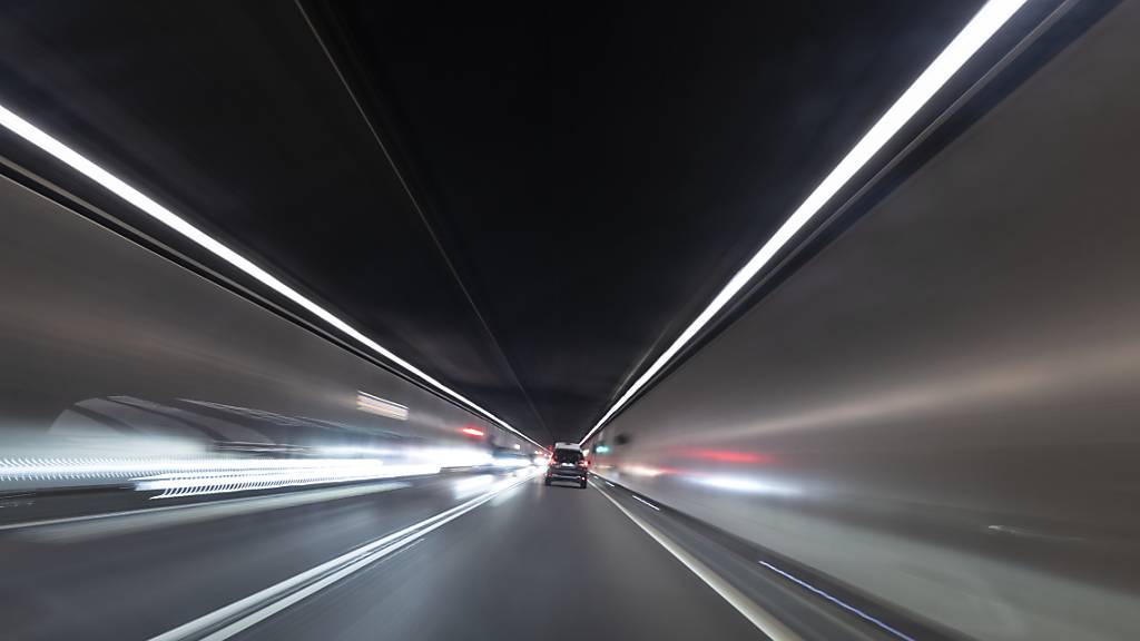 Im 17 Kilometer langen Gotthardstrassentunnel der A2 herrscht Gegenverkehr. (Archivaufnahme)