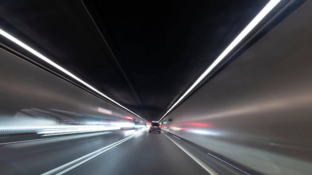 Im 17 Kilometer langen Gotthardstrassentunnel der A2 herrscht Gegenverkehr. (Archivaufnahme)