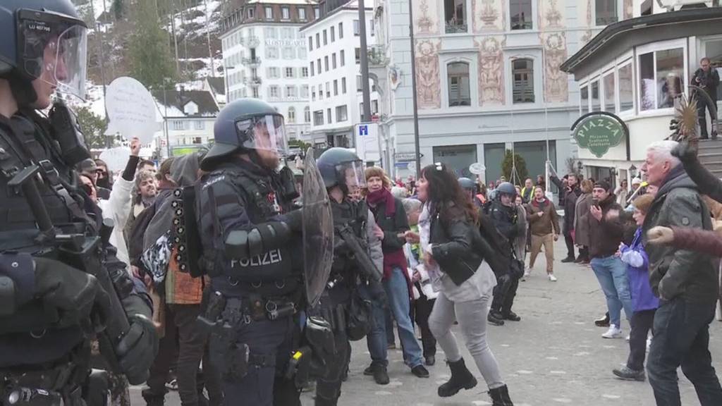 Demo gegen Kanzlerkandidatin Weidel in Einsiedeln