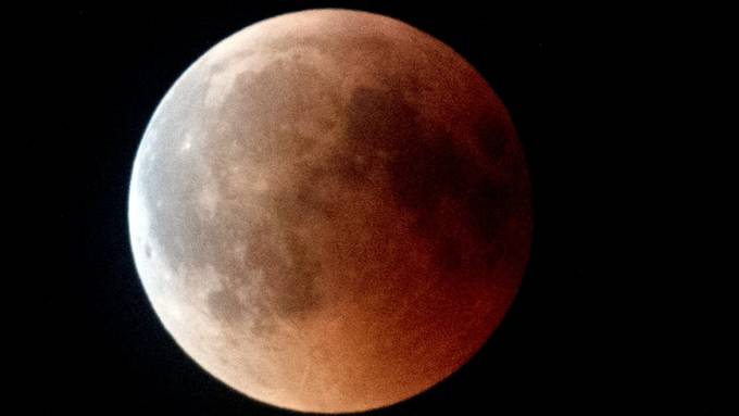 Viele Himmelsgucker: Längste totale Mondfinsternis des Jahrhunderts