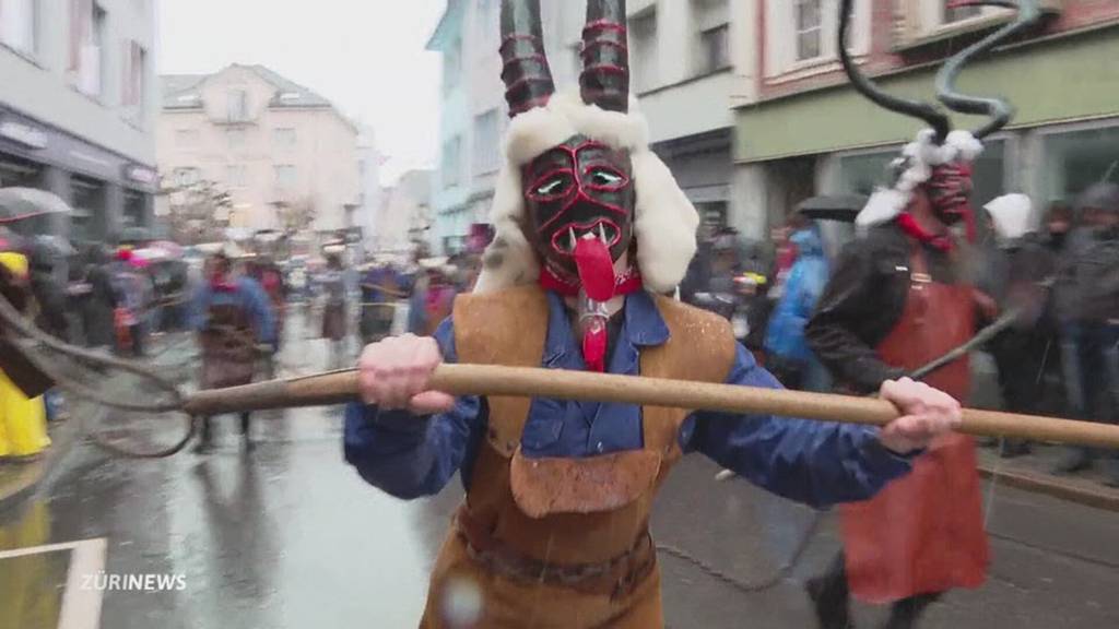 Sühudi-Umzug: Wildes Treiben in Einsiedeln