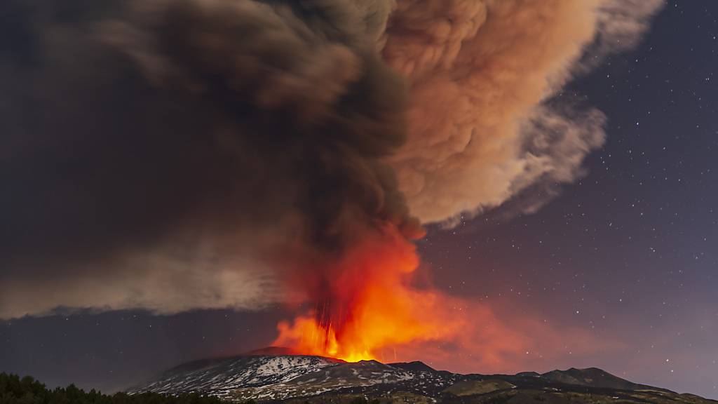 Rauch steigt aus einem Krater des Ätna, dem größtem aktiven Vulkan in Europa, auf. Auf Sizilien ist der Vulkan Ätna erneut ausgebrochen. Foto: Salvatore Allegra/AP/dpa