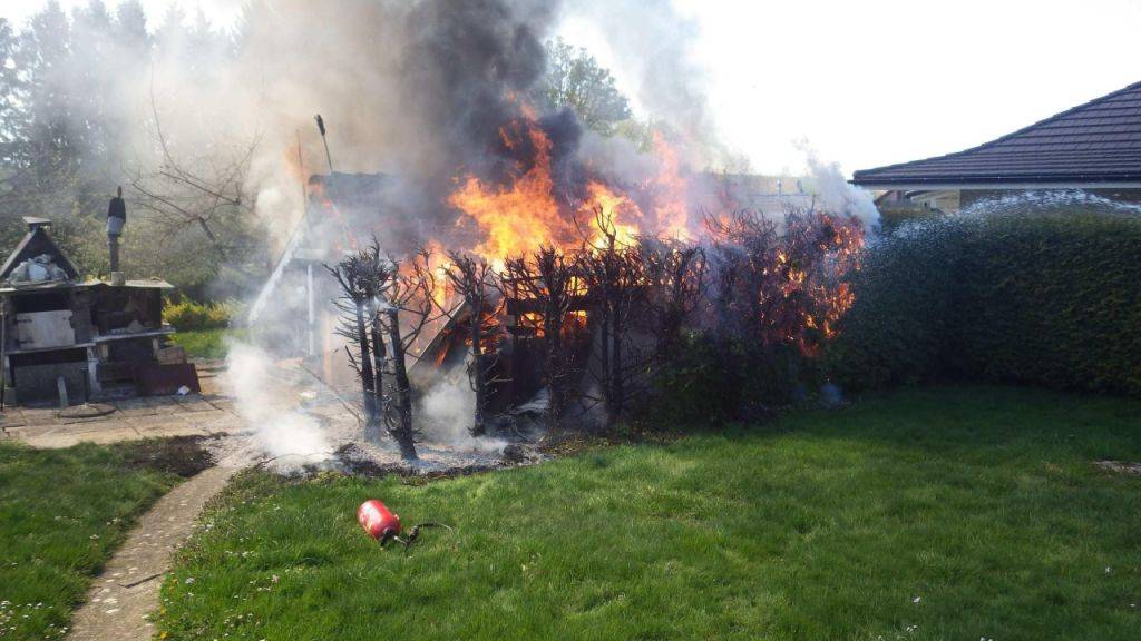 Beim Brand eines Gartenhäuschens in Corserey FR wurde niemand verletzt.