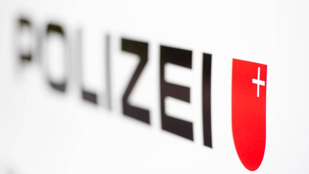 Das Logo der Kantonspolizei Schwyz auf einem Polizeiauto. (Archivbild)