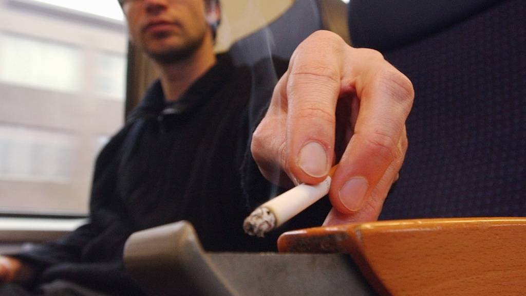 Mit der Zigarette im roten Raucherabteil - heute undenkbar. (Archivbild)