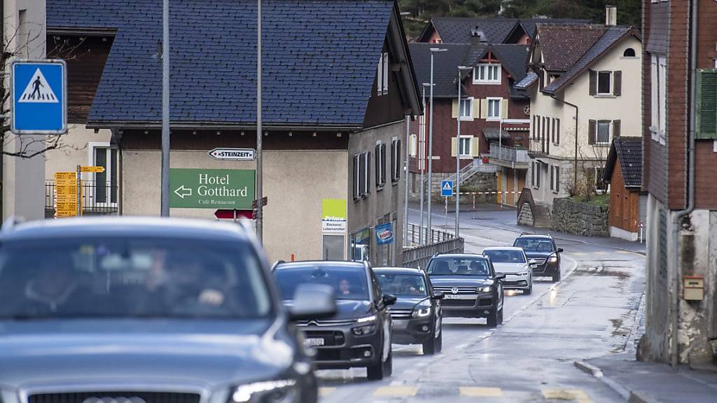 Automobilisten fahren während des Osterstaus 2023 durch das Dorf Gurtnellen. (Archivaufnahme)