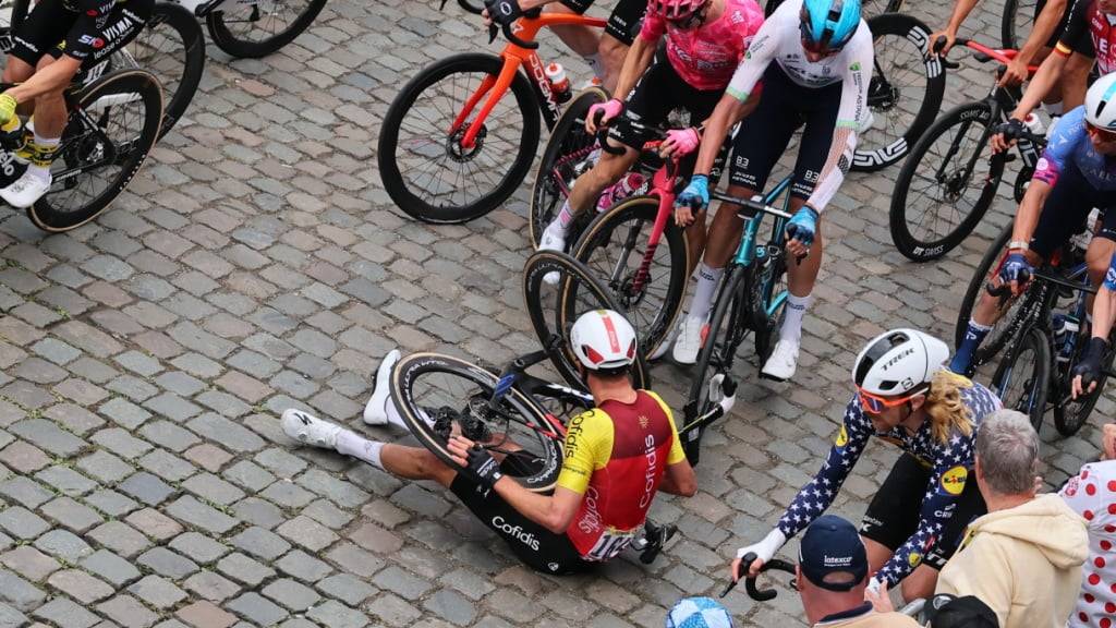 Kein Bild mit Seltenheitswert: Ein Fahrer rappelt sich an der Tour de France nach einem Sturz auf