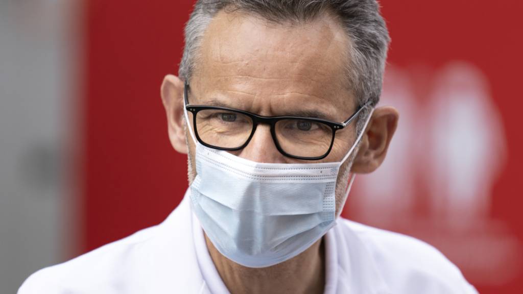 Die neue Covid-Variante BA.2.86 hat laut dem Chefarzt Infektiologie am Kantonsspital Winterthur das Potential eine Infektionswelle auszulösen. «Seit Mitte August haben wir wieder konstant etwa vier bis sechs Patienten, die mit oder wegen Covid hospitalisiert sind.» (Archivbild)