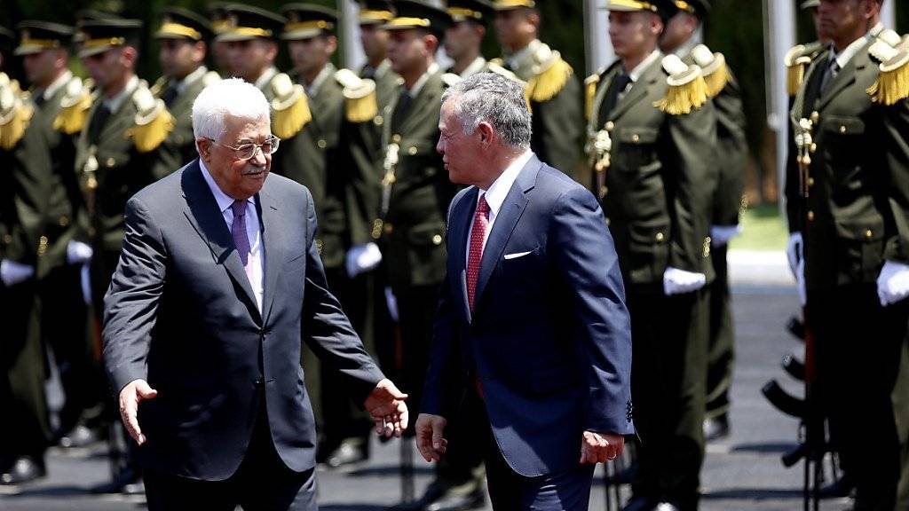 Palästinenserpräsident Mahmud Abbas (l) und der jordanische König Abdullah beim Empfang in Ramallah.