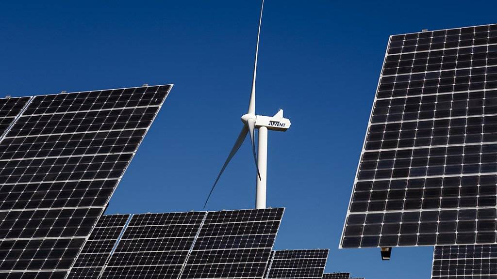 Bis 2050 will der Kanton Waadt die Hälfte des Energiebedarfs aus erneuerbaren Energien wie Solarzellen, Holz, Geothermie, Wärmepumpen oder Windenergie gewinnen. (Archivbild)