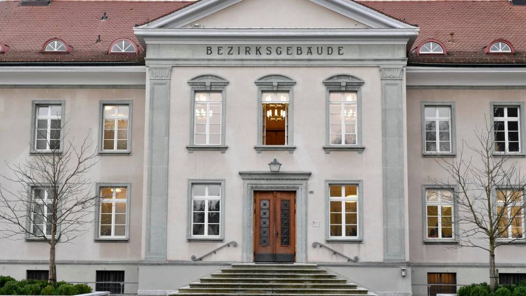 Ein 40-Jähriger musste sich am Mittwoch vor dem Bezirksgericht Bülach wegen Mordes an seiner Ex-Frau verantworten. (Symbolbild)