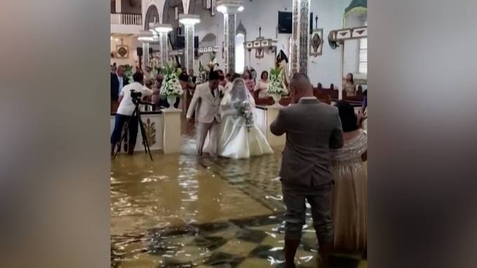 Philippinisches Brautpaar tritt mit nassen Füssen vor den Traualtar