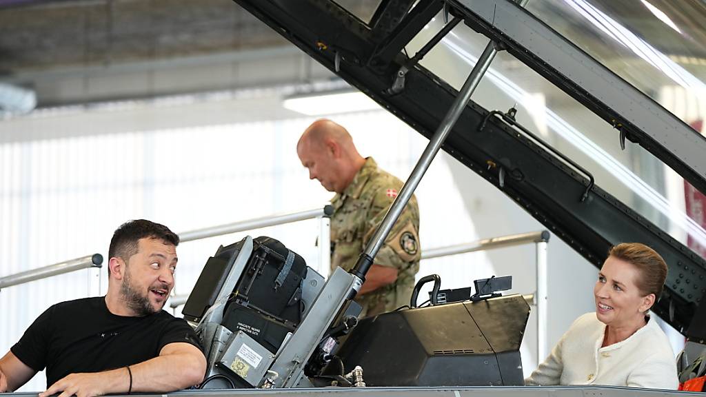Ukraines Präsident Wolodymyr Selenskyj (l) und Dänemarks Ministerpräsidentin Mette Frederiksen sitzen in einem F-16-Kampfjet auf dem Luftwaffenstützpunkt Skrydstrup. Foto: Mads Claus Rasmussen/Ritzau Scanpix Foto/AP/dpa