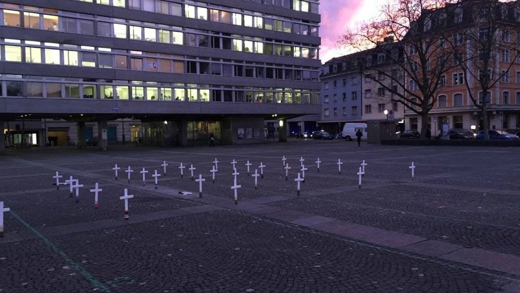 Am frühen Mittwochmorgen waren auf Plätzen in verschiedenen Schweizer Städten Grabkreuze aufgestellt. Damit wollte die JUSO auf den Zusammenhang zwischen Spekulation und Hunger aufmerksam machen.