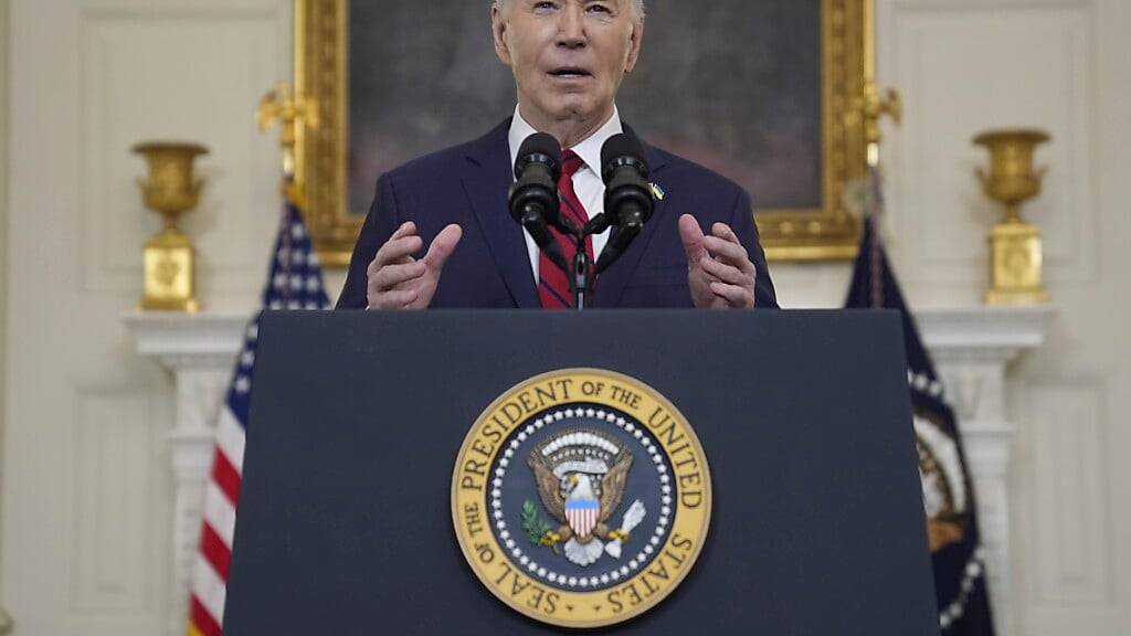 Joe Biden, Präsident der USA, spricht vor der Unterzeichnung eines Hilfspakets für die Ukraine, das auch die Unterstützung Israels, Taiwans und anderer Verbündeter umfasst. Foto: Evan Vucci/AP/dpa