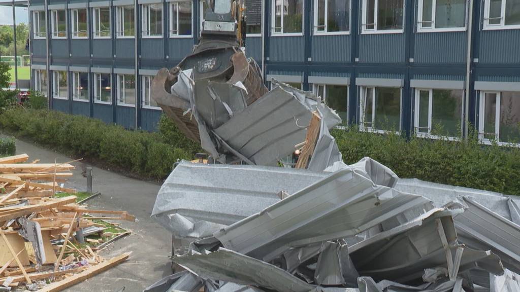 Sturm zerstört Schulhaus-Dach in Meilen