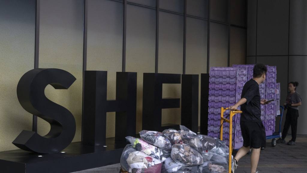 Shein geht nach längerem Warten an die Börse. Doch zum Debüt in der Finanzmetropole Hongkong rutscht der Aktienkurs ins Minus. (Archivbild)