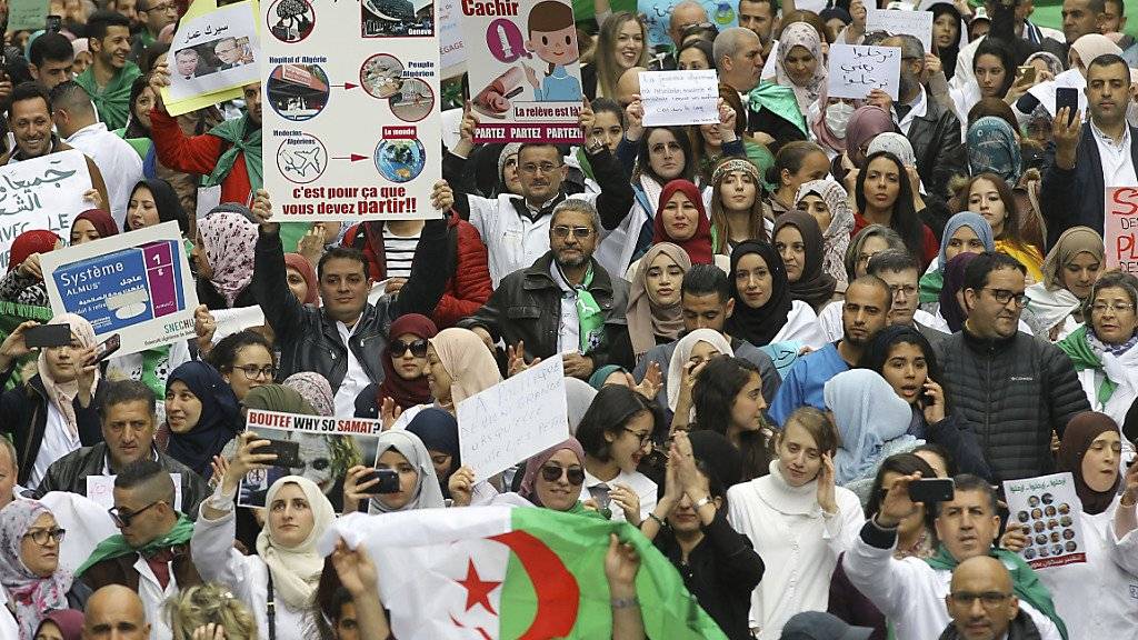 Haben genug von Bouteflika und der alten Politikerkaste: Protestierende auf den Strassen von Algier.