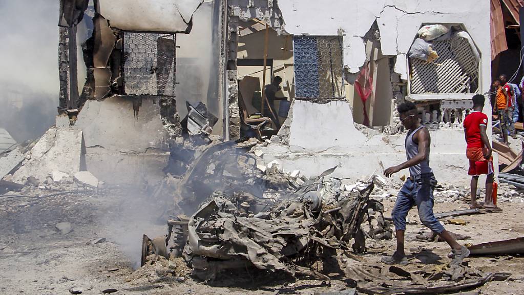 Nach Angabe eines Polizeisprechers hat eine Autobombe mehrere Menschen getötet und verletzt. Foto: Farah Abdi Warsameh/AP/dpa