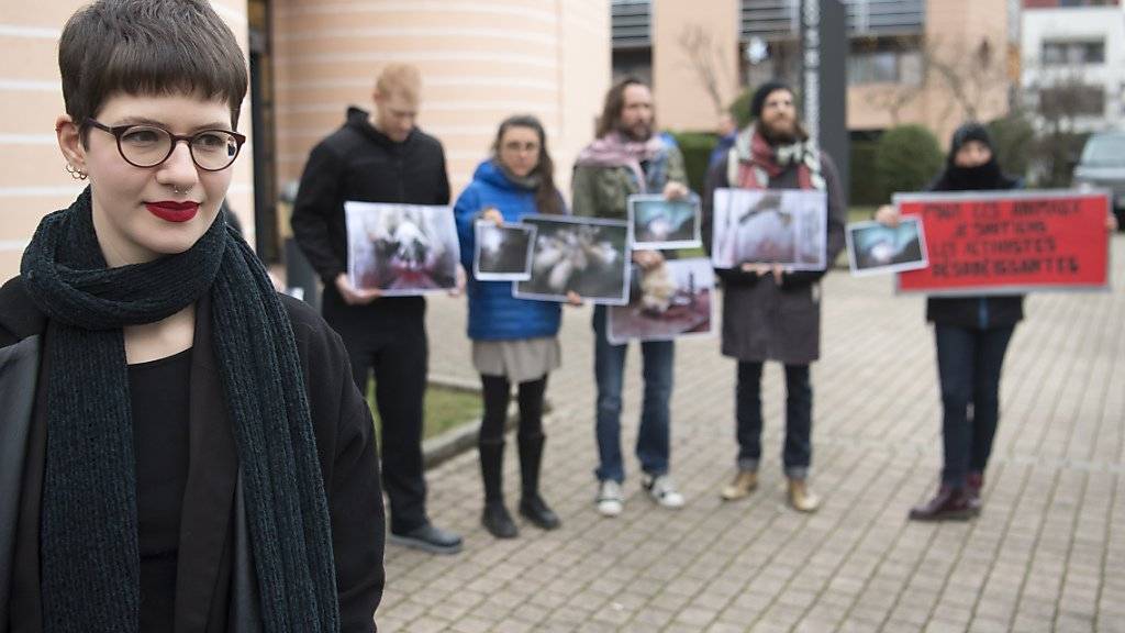 Elisa Keller, Sprecherin der Tierschutzbewegung «269Life Libération Animale Suisse» wird von einem Dutzend weiterer Tierschutz-Aktivisten zum Prozess begleitet.