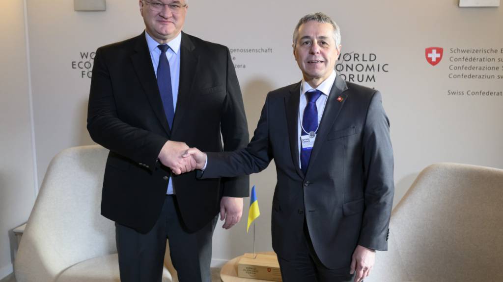 OSZE-Vorsitzender und Bundesrat Ignazio Cassis (rechts) sprach am WEF mit dem ukrainischen Aussenminister Andij Sybiha über die Rolle der OSZE bei einem allfälligen Waffenstillstand in der Ukraine.