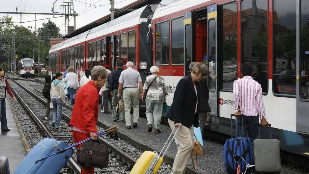 Umsteigen: Auf der Berner Seite des Brünigpasses verkehrten am Montag Ersatzbusse, weil ein Felsblock auf das Gleis der Brünigbahn gestürzt war. (Archivbild)