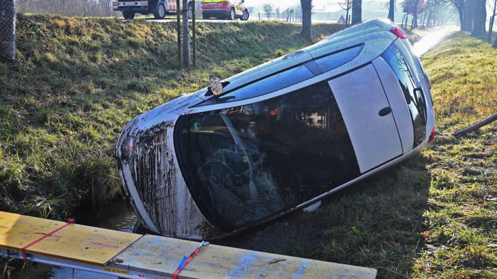 Die Feuerwehr half der Fahrerin aus dem Auto.