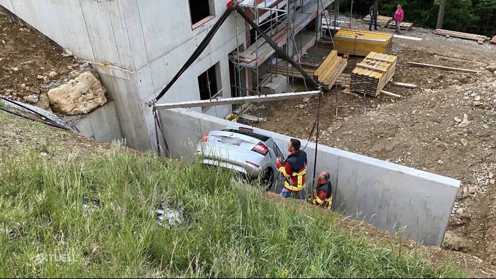 Thalheim: Herrenloses Auto kracht in Hausmauer