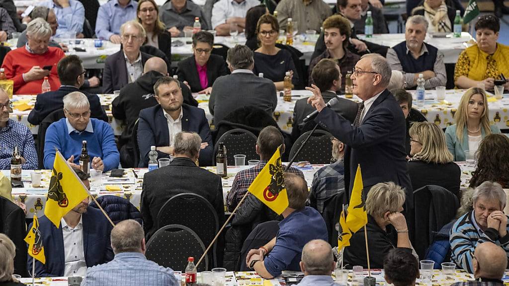 SVP-Bundesrat Guy Parmelin setzt sich vor den Delegierten seiner Partei für ein Nein zur 13. AHV-Initiative ein.