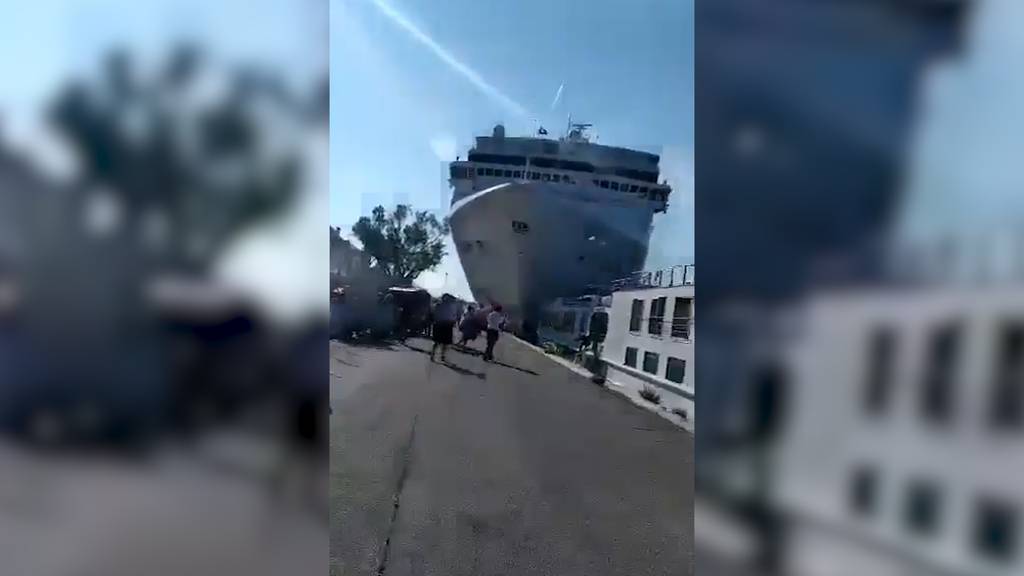 Kreuzfahrtschiff rammt Touristenboot