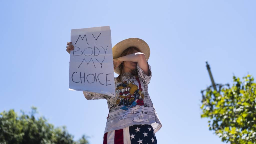 Die Abtreibungsrechtlerin Eleanor Wells wischt sich während einer Demonstration in Los Angeles die Tränen ab. Foto: Jae C. Hong/AP/dpa