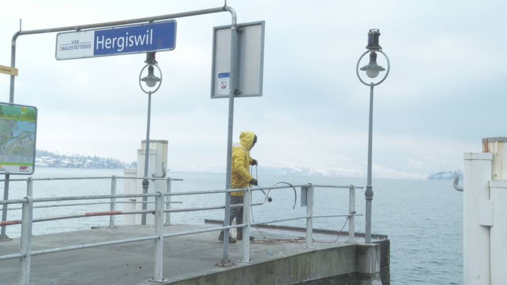 Marcus Sonnenberg fischt mit seinem Magnet Abfall aus dem Gewässer