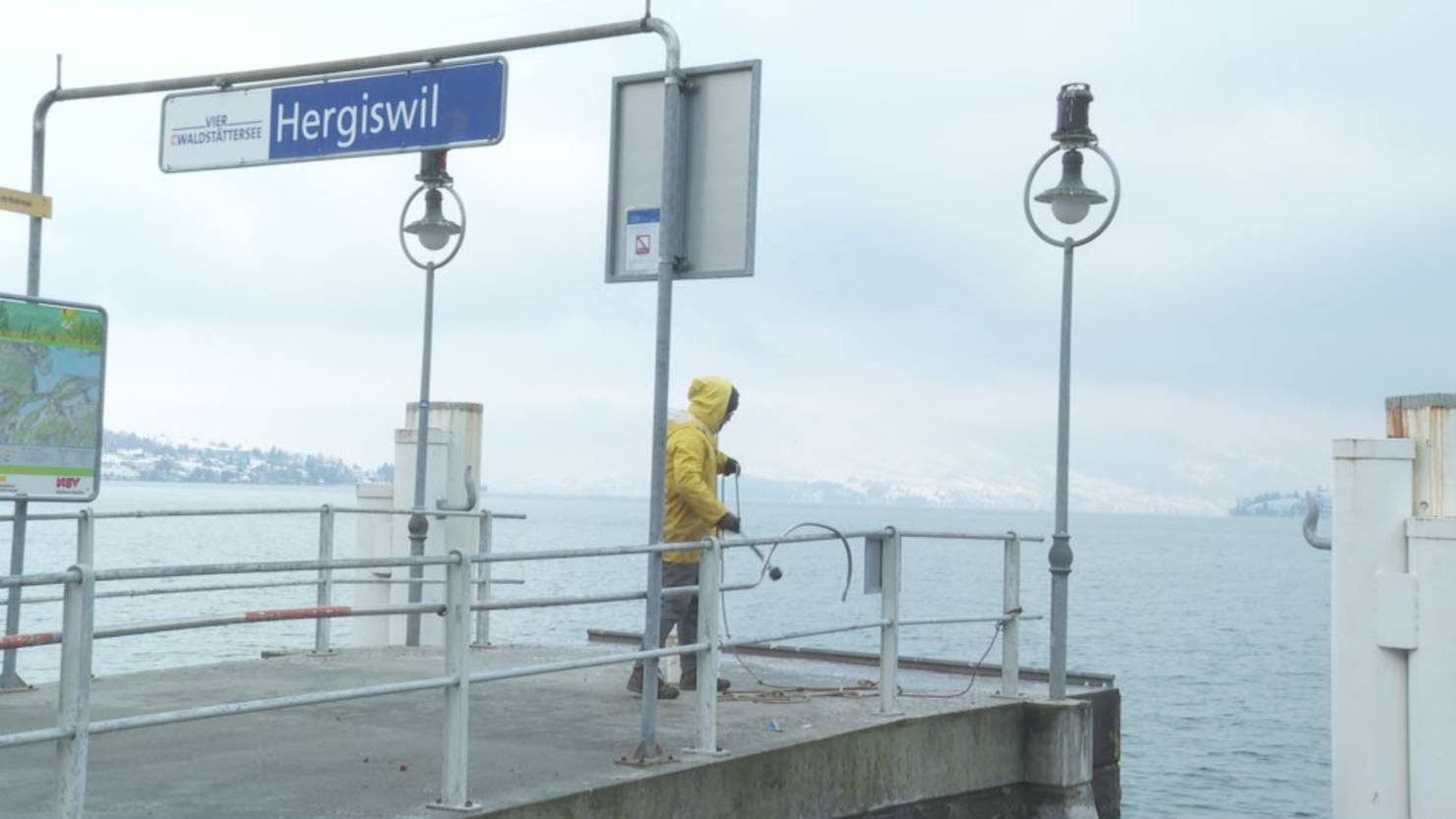 marcus-sonnenberg-fischt-mit-seinem-magnet-abfall-aus-dem-gew-sser-tele1