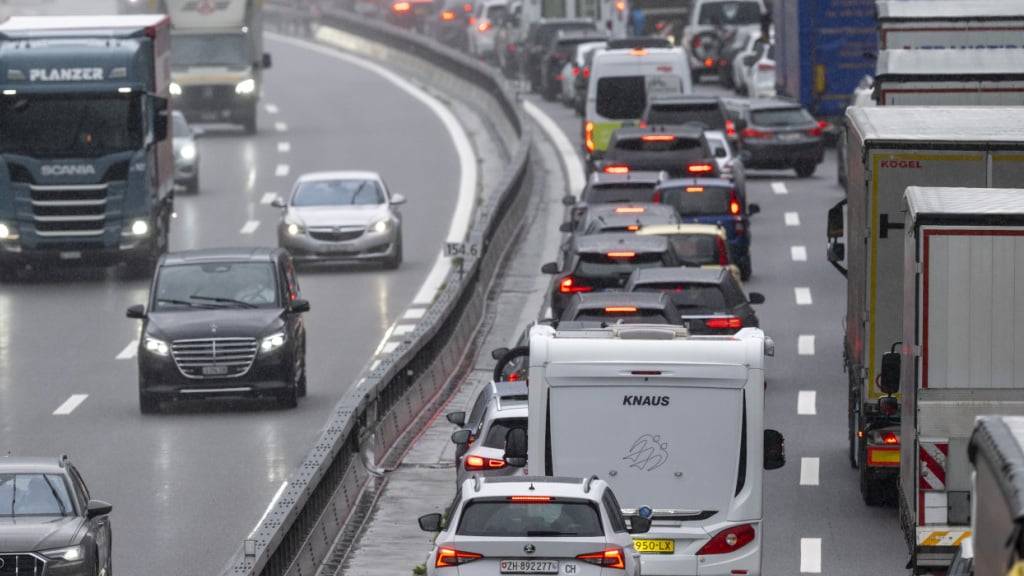 Bei einem Stau von 15 Kilometern Länge mussten Reisende vor dem Gotthard-Nordportal am Samstag rund zweieinhalb Stunden warten. (Archivbild)