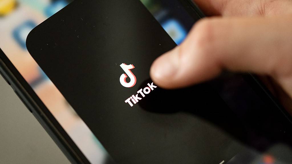 ARCHIV - Ein Teenager tippt auf das TikTok-Logo auf einem Smartphone. Foto: Marijan Murat/dpa
