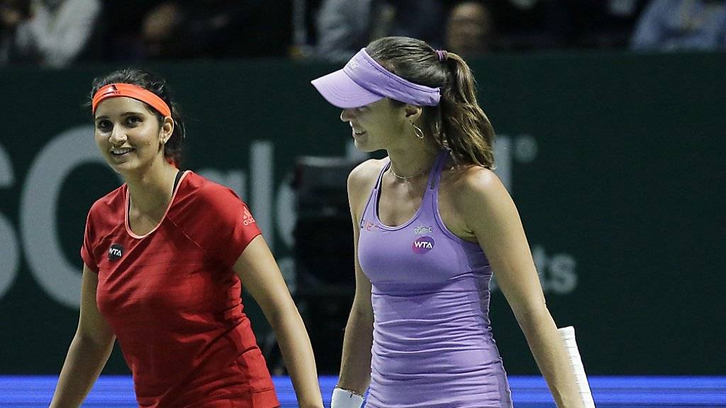 Starkes Duo: Sania Mirza (li.) und Martina Hingis erreichten ohne Satzverlust das Endspiel der WTA-Finals in Singapur