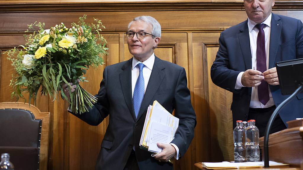 Der Alte und der Neue: im Vordergrund der neu gewählte Ständeratspräsident Thomas Hefti (FDP/GL), im Hintergrund der scheidende Präsident Alex Kuprecht (SVP/SZ).