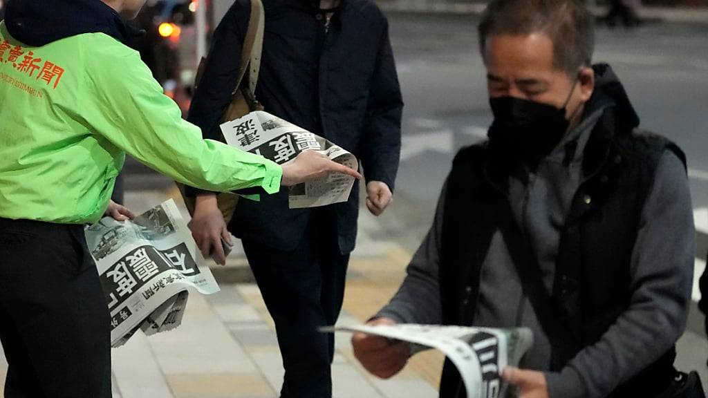 Menschen in Tokio lesen die Sonderausgabe einer Zeitung, die über die Erdbeben in Japan berichtet. Foto: Shuji Kajiyama/AP/dpa