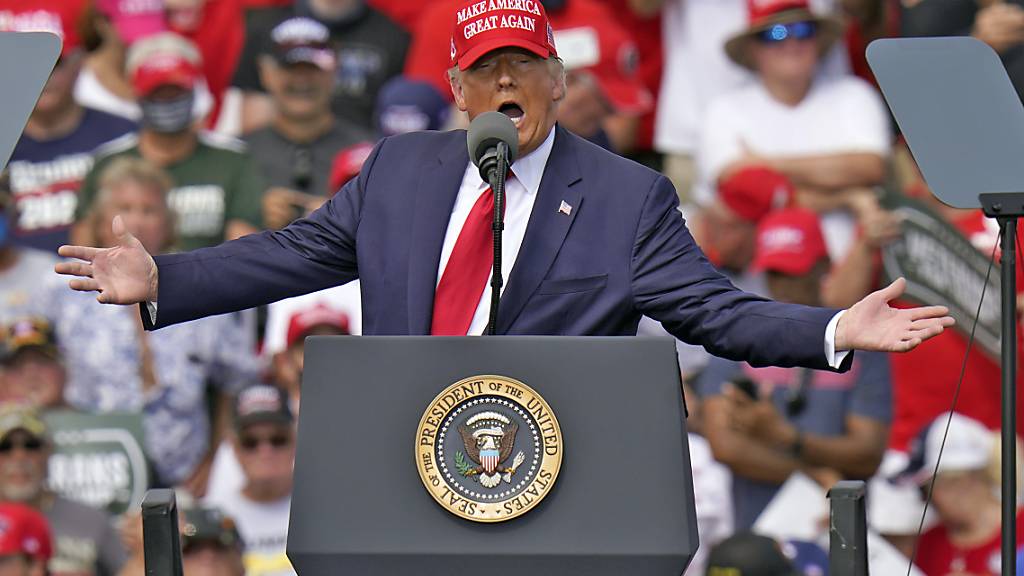 US-Präsident Donald Trump spricht bei einer Wahlkampfkundgebung in Tampa, Florida. Foto: Chris O'meara/AP/dpa