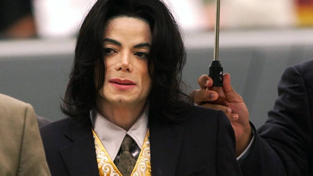 ARCHIV - Michael Jackson, Pop-Musiker, trifft im Santa Barbara County Courthouse für seinen Prozess wegen Kindesmissbrauchs ein. Ein kalifornisches Berufungsgericht hat die Klagen von zwei Männern wieder aufgenommen, die behaupten, Michael Jackson habe sie als Jungen jahrelang sexuell missbraucht. Foto: Aaron Lambert/The Santa Maria Times Pool via AP/dpa