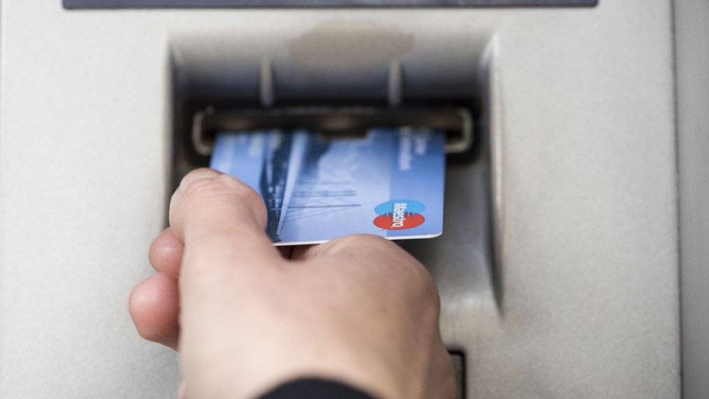 Haben Bancomatkarten bald ausgedient? Kunden der Credit Suisse können Geld bald auch mit dem Handy abheben.