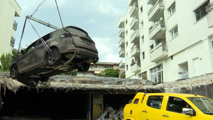 Zerstörte Autos werden aus Garage in Nussbaumen abtransportiert