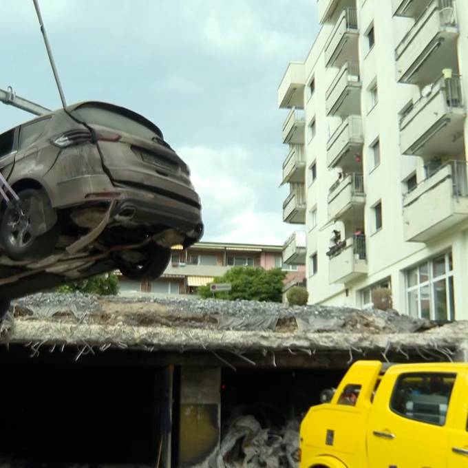 Zerstörte Autos werden aus Garage in Nussbaumen abtransportiert