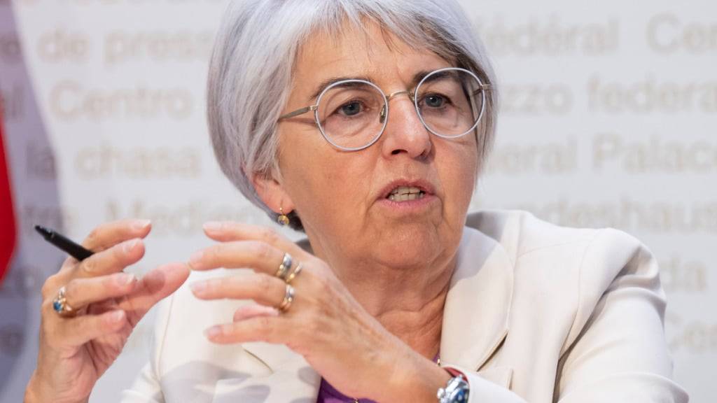 Anpassungen bei den Vorgaben zum Ortsbildschutz sollen das Bauen von Wohnungen vereinfachen, vor allem in Städten. Bundesrätin Elisabeth Baume-Schneider erläutert die Entscheide vor den Medien.
